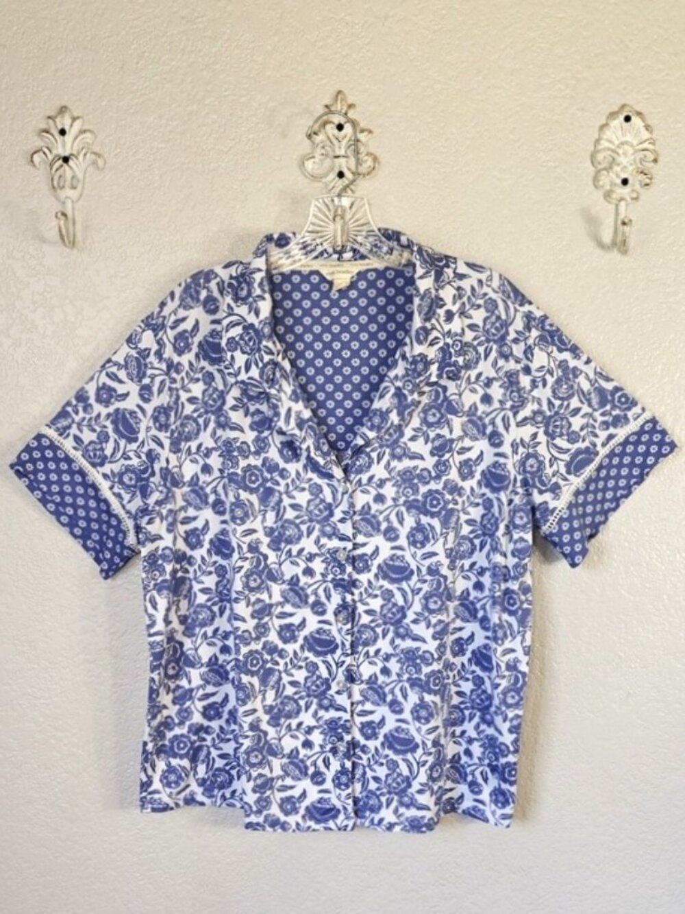 Vera Bradley Size M Pajama Set Blue & White Floral Short Sleeves Pants Pockets - Picture 3 of 8